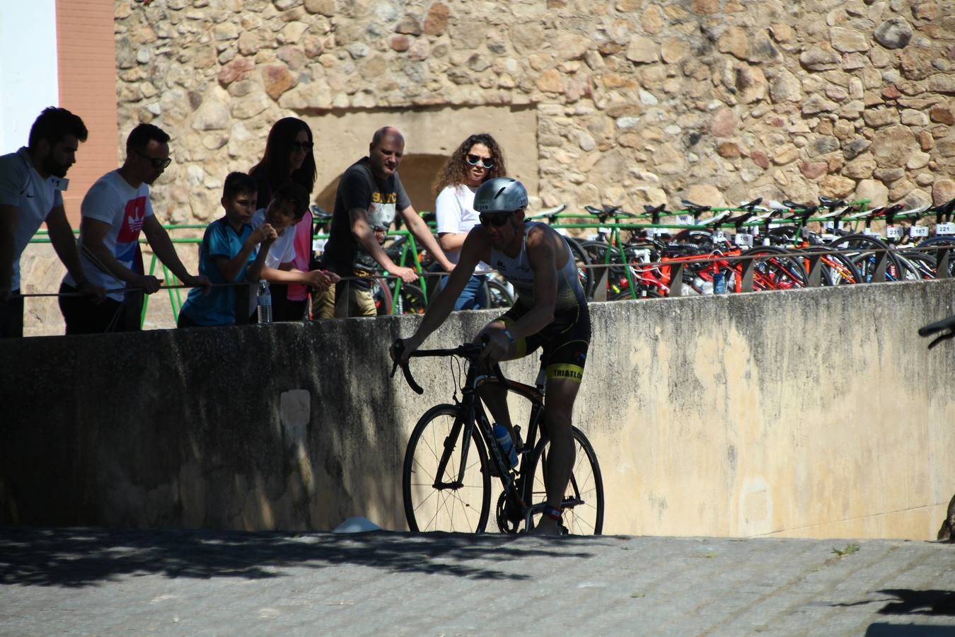 Jerez de los Caballeros ha celebrado, esta mañana, una nueva edición del Triatlón 'Ciudad del Temple'. Una prueba deportiva que, año tras año, se consolida como una de las principales del municipio y que ha reunido a 110 participantes. David Puertas Tenorio y María Remedios Mendoza Bravo han sido los vencedores de la clasificación general.