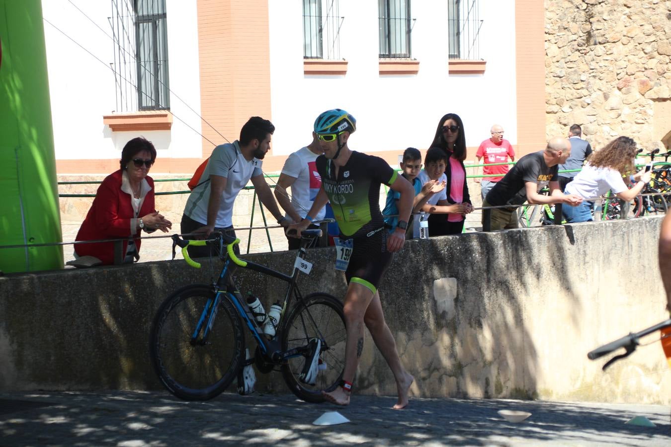 Jerez de los Caballeros ha celebrado, esta mañana, una nueva edición del Triatlón 'Ciudad del Temple'. Una prueba deportiva que, año tras año, se consolida como una de las principales del municipio y que ha reunido a 110 participantes. David Puertas Tenorio y María Remedios Mendoza Bravo han sido los vencedores de la clasificación general.