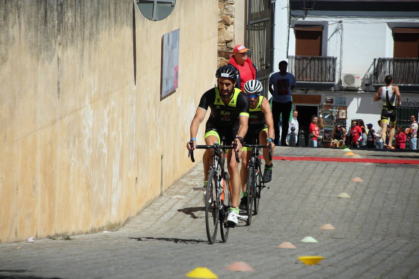Jerez de los Caballeros ha celebrado, esta mañana, una nueva edición del Triatlón 'Ciudad del Temple'. Una prueba deportiva que, año tras año, se consolida como una de las principales del municipio y que ha reunido a 110 participantes. David Puertas Tenorio y María Remedios Mendoza Bravo han sido los vencedores de la clasificación general.