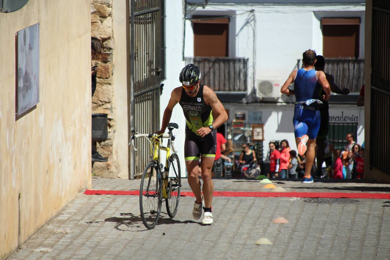 Jerez de los Caballeros ha celebrado, esta mañana, una nueva edición del Triatlón 'Ciudad del Temple'. Una prueba deportiva que, año tras año, se consolida como una de las principales del municipio y que ha reunido a 110 participantes. David Puertas Tenorio y María Remedios Mendoza Bravo han sido los vencedores de la clasificación general.