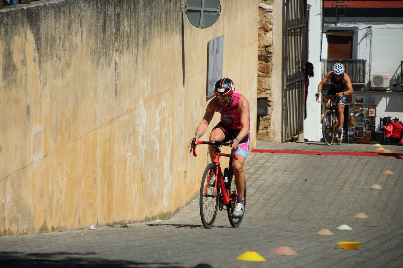Jerez de los Caballeros ha celebrado, esta mañana, una nueva edición del Triatlón 'Ciudad del Temple'. Una prueba deportiva que, año tras año, se consolida como una de las principales del municipio y que ha reunido a 110 participantes. David Puertas Tenorio y María Remedios Mendoza Bravo han sido los vencedores de la clasificación general.