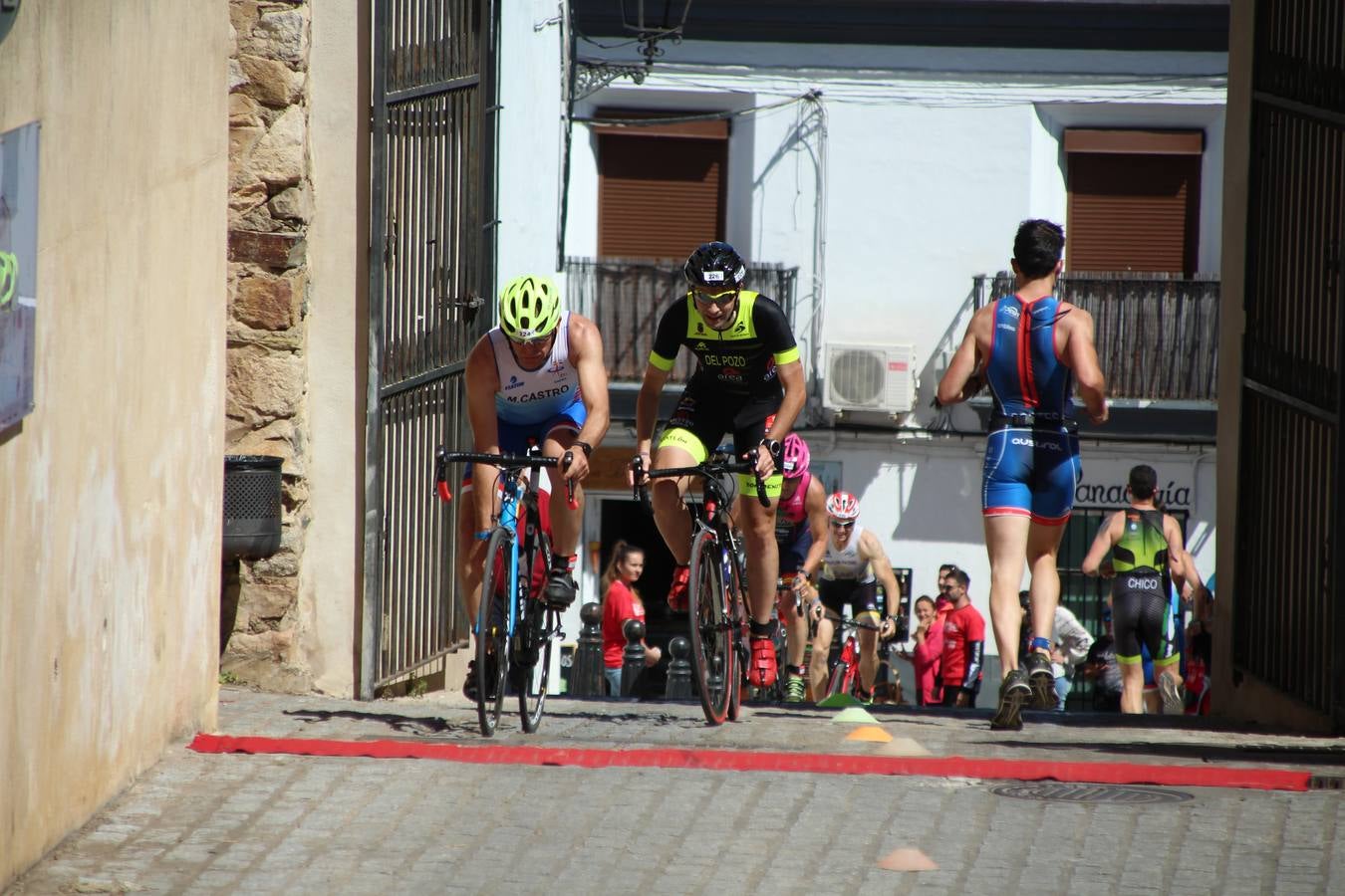 Jerez de los Caballeros ha celebrado, esta mañana, una nueva edición del Triatlón 'Ciudad del Temple'. Una prueba deportiva que, año tras año, se consolida como una de las principales del municipio y que ha reunido a 110 participantes. David Puertas Tenorio y María Remedios Mendoza Bravo han sido los vencedores de la clasificación general.