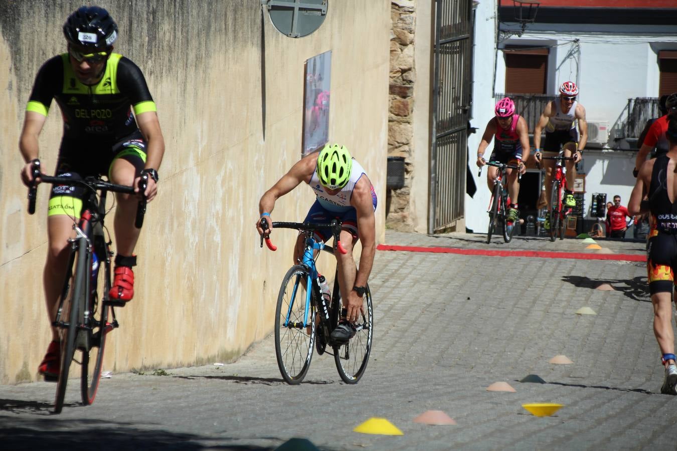 Jerez de los Caballeros ha celebrado, esta mañana, una nueva edición del Triatlón 'Ciudad del Temple'. Una prueba deportiva que, año tras año, se consolida como una de las principales del municipio y que ha reunido a 110 participantes. David Puertas Tenorio y María Remedios Mendoza Bravo han sido los vencedores de la clasificación general.