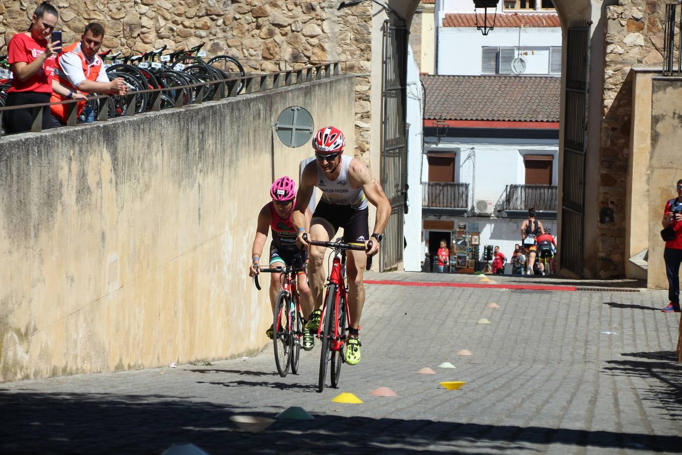 Jerez de los Caballeros ha celebrado, esta mañana, una nueva edición del Triatlón 'Ciudad del Temple'. Una prueba deportiva que, año tras año, se consolida como una de las principales del municipio y que ha reunido a 110 participantes. David Puertas Tenorio y María Remedios Mendoza Bravo han sido los vencedores de la clasificación general.