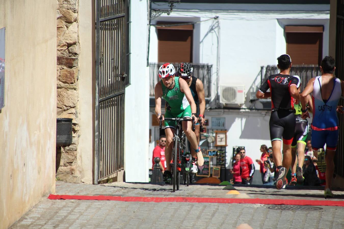 Jerez de los Caballeros ha celebrado, esta mañana, una nueva edición del Triatlón 'Ciudad del Temple'. Una prueba deportiva que, año tras año, se consolida como una de las principales del municipio y que ha reunido a 110 participantes. David Puertas Tenorio y María Remedios Mendoza Bravo han sido los vencedores de la clasificación general.