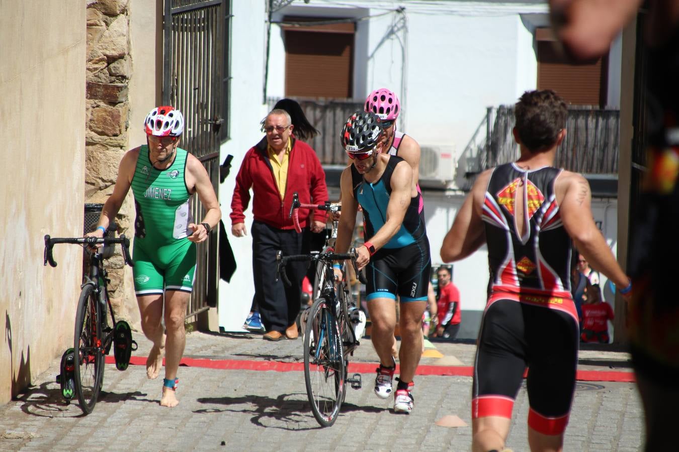 Jerez de los Caballeros ha celebrado, esta mañana, una nueva edición del Triatlón 'Ciudad del Temple'. Una prueba deportiva que, año tras año, se consolida como una de las principales del municipio y que ha reunido a 110 participantes. David Puertas Tenorio y María Remedios Mendoza Bravo han sido los vencedores de la clasificación general.