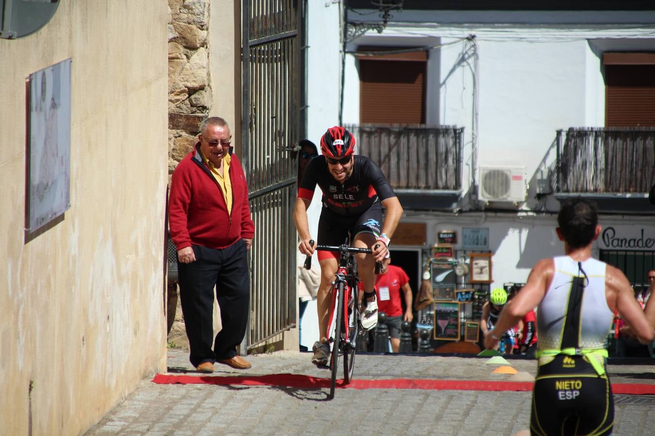 Jerez de los Caballeros ha celebrado, esta mañana, una nueva edición del Triatlón 'Ciudad del Temple'. Una prueba deportiva que, año tras año, se consolida como una de las principales del municipio y que ha reunido a 110 participantes. David Puertas Tenorio y María Remedios Mendoza Bravo han sido los vencedores de la clasificación general.