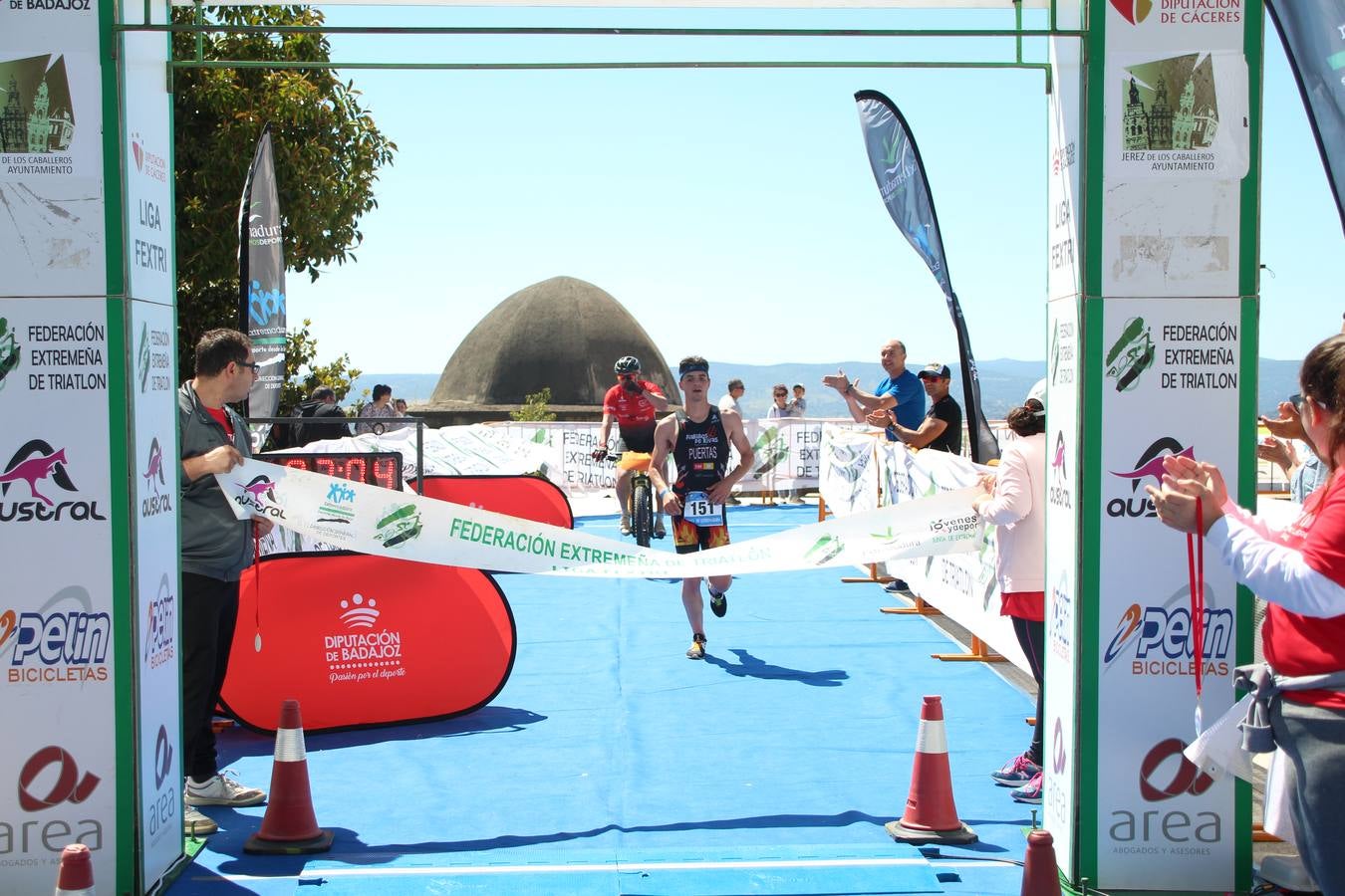 Jerez de los Caballeros ha celebrado, esta mañana, una nueva edición del Triatlón 'Ciudad del Temple'. Una prueba deportiva que, año tras año, se consolida como una de las principales del municipio y que ha reunido a 110 participantes. David Puertas Tenorio y María Remedios Mendoza Bravo han sido los vencedores de la clasificación general.