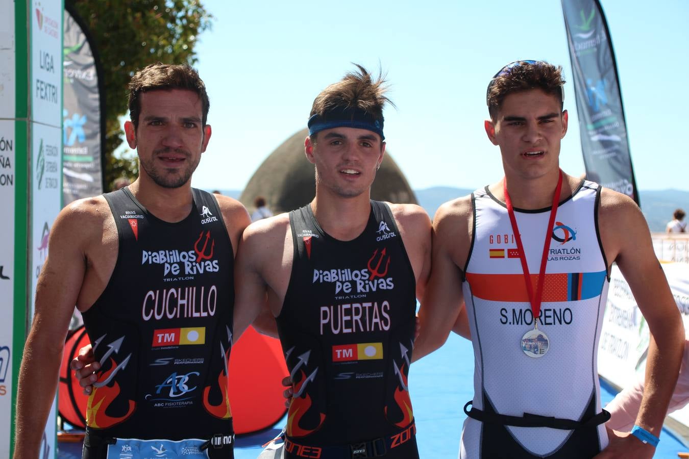 Jerez de los Caballeros ha celebrado, esta mañana, una nueva edición del Triatlón 'Ciudad del Temple'. Una prueba deportiva que, año tras año, se consolida como una de las principales del municipio y que ha reunido a 110 participantes. David Puertas Tenorio y María Remedios Mendoza Bravo han sido los vencedores de la clasificación general.