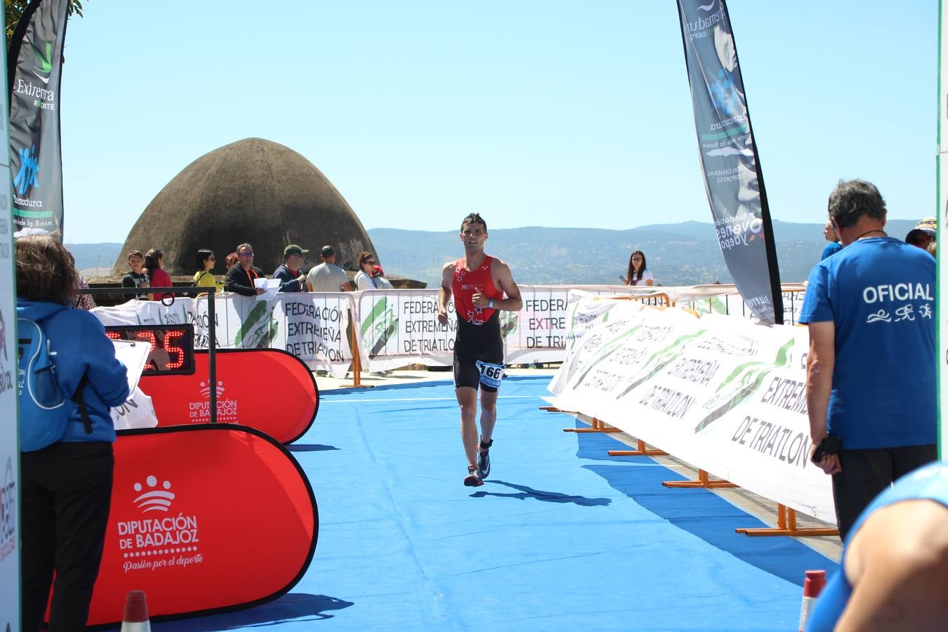 Jerez de los Caballeros ha celebrado, esta mañana, una nueva edición del Triatlón 'Ciudad del Temple'. Una prueba deportiva que, año tras año, se consolida como una de las principales del municipio y que ha reunido a 110 participantes. David Puertas Tenorio y María Remedios Mendoza Bravo han sido los vencedores de la clasificación general.