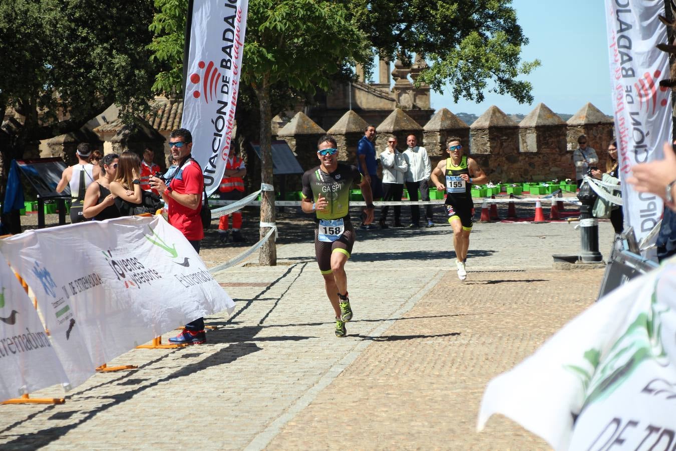 Jerez de los Caballeros ha celebrado, esta mañana, una nueva edición del Triatlón 'Ciudad del Temple'. Una prueba deportiva que, año tras año, se consolida como una de las principales del municipio y que ha reunido a 110 participantes. David Puertas Tenorio y María Remedios Mendoza Bravo han sido los vencedores de la clasificación general.
