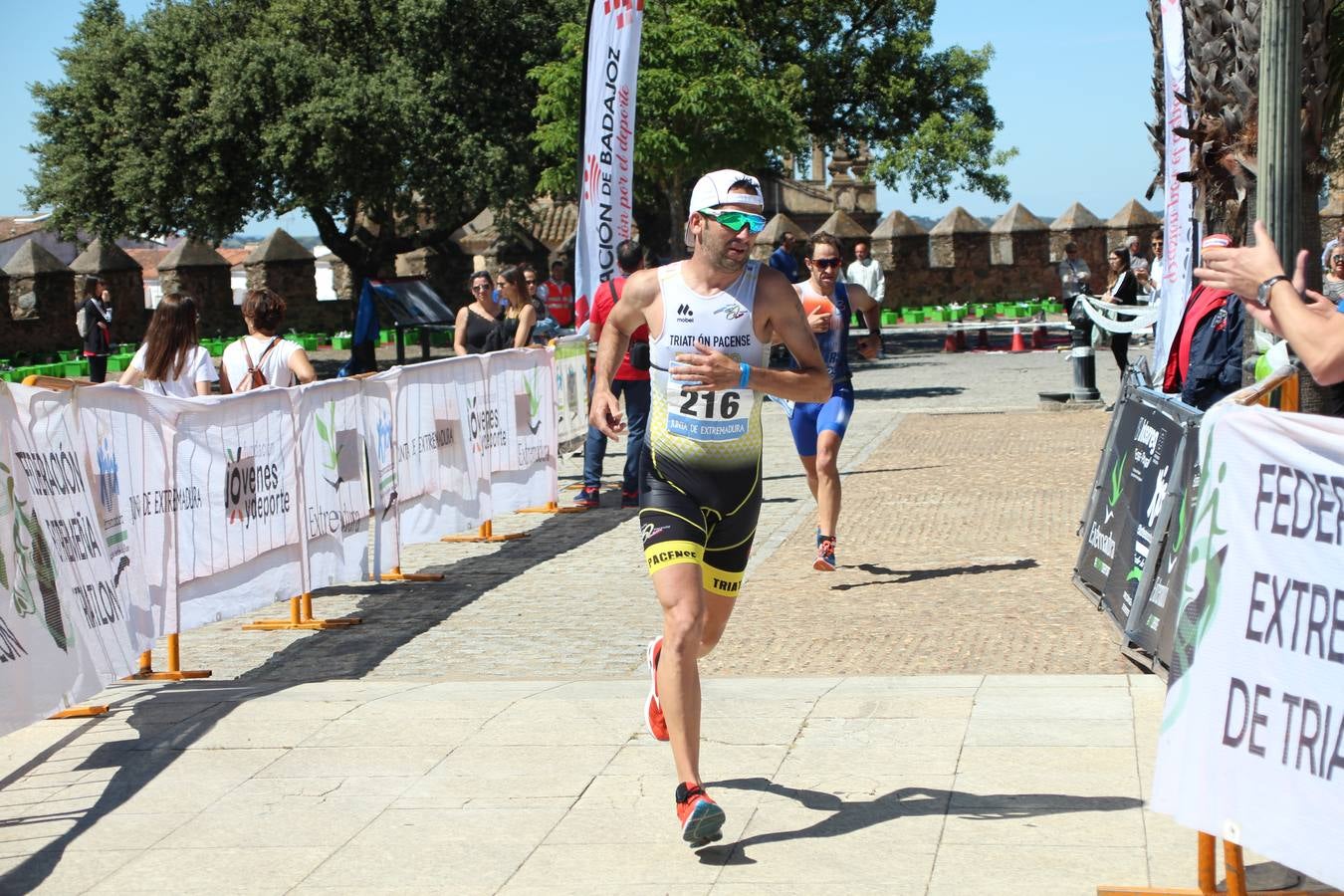 Jerez de los Caballeros ha celebrado, esta mañana, una nueva edición del Triatlón 'Ciudad del Temple'. Una prueba deportiva que, año tras año, se consolida como una de las principales del municipio y que ha reunido a 110 participantes. David Puertas Tenorio y María Remedios Mendoza Bravo han sido los vencedores de la clasificación general.