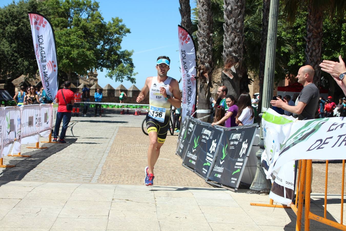 Jerez de los Caballeros ha celebrado, esta mañana, una nueva edición del Triatlón 'Ciudad del Temple'. Una prueba deportiva que, año tras año, se consolida como una de las principales del municipio y que ha reunido a 110 participantes. David Puertas Tenorio y María Remedios Mendoza Bravo han sido los vencedores de la clasificación general.