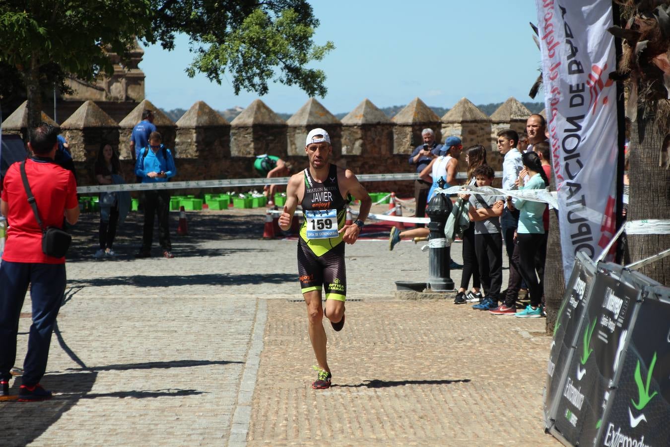 Jerez de los Caballeros ha celebrado, esta mañana, una nueva edición del Triatlón 'Ciudad del Temple'. Una prueba deportiva que, año tras año, se consolida como una de las principales del municipio y que ha reunido a 110 participantes. David Puertas Tenorio y María Remedios Mendoza Bravo han sido los vencedores de la clasificación general.