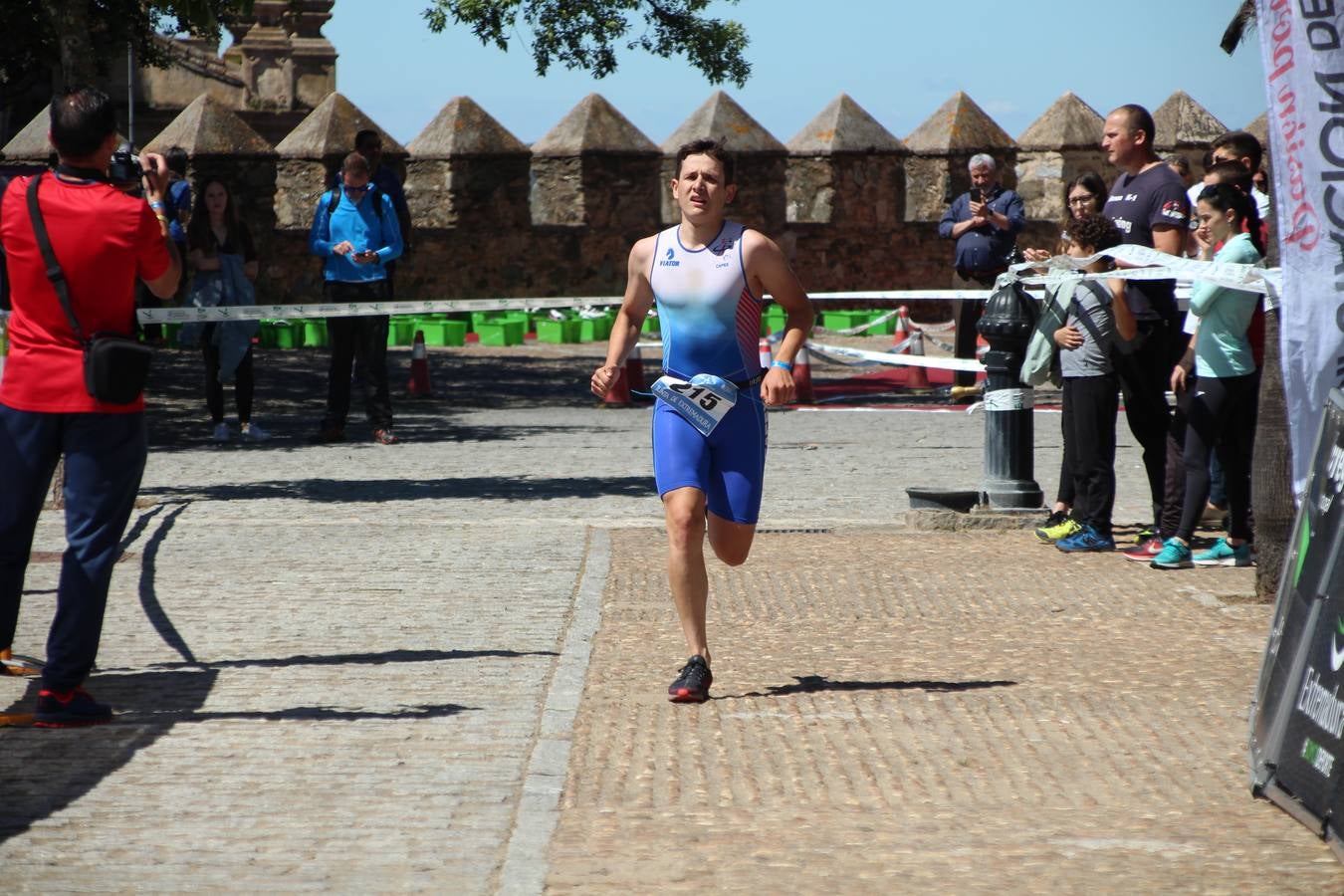 Jerez de los Caballeros ha celebrado, esta mañana, una nueva edición del Triatlón 'Ciudad del Temple'. Una prueba deportiva que, año tras año, se consolida como una de las principales del municipio y que ha reunido a 110 participantes. David Puertas Tenorio y María Remedios Mendoza Bravo han sido los vencedores de la clasificación general.