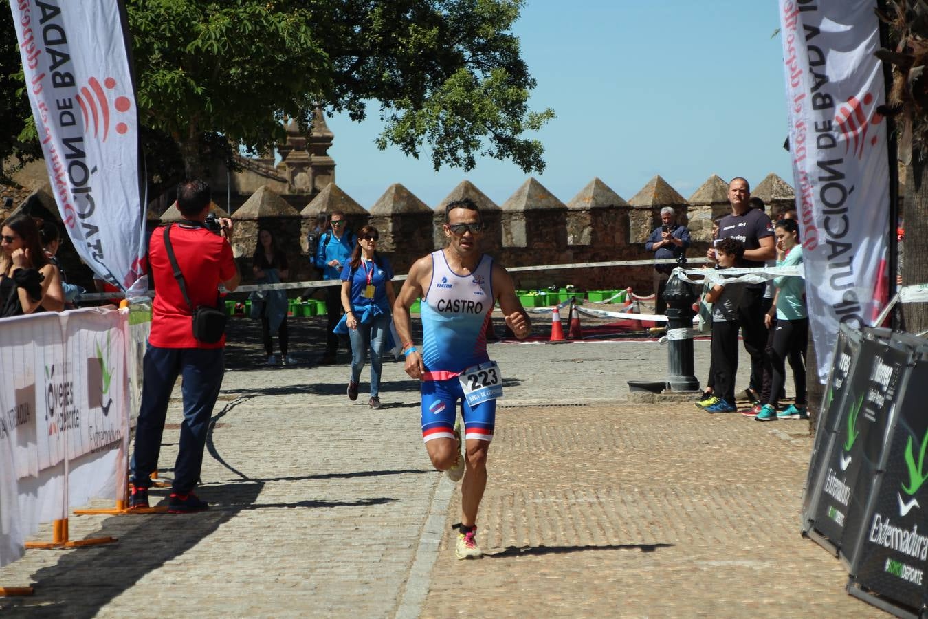 Jerez de los Caballeros ha celebrado, esta mañana, una nueva edición del Triatlón 'Ciudad del Temple'. Una prueba deportiva que, año tras año, se consolida como una de las principales del municipio y que ha reunido a 110 participantes. David Puertas Tenorio y María Remedios Mendoza Bravo han sido los vencedores de la clasificación general.