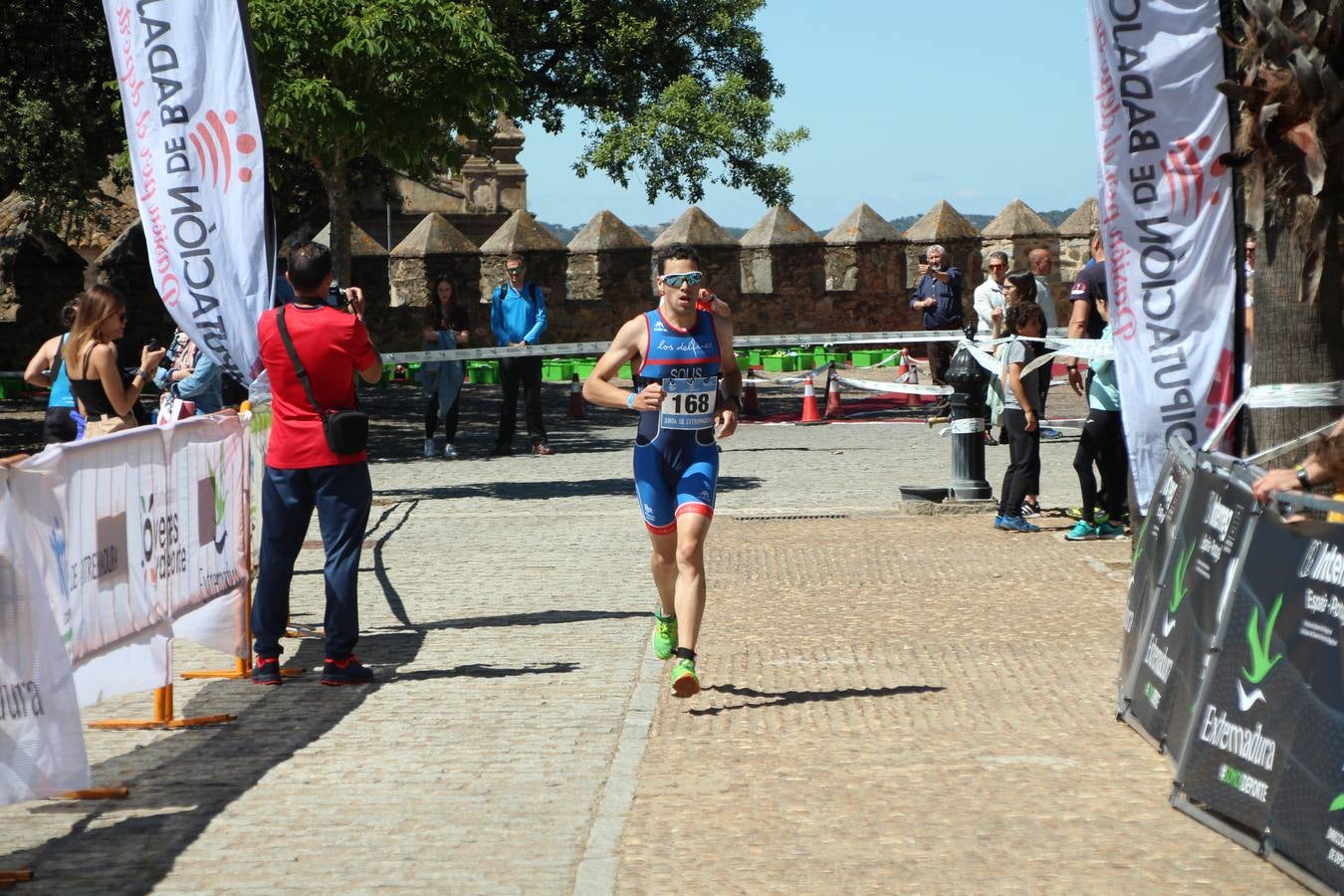 Jerez de los Caballeros ha celebrado, esta mañana, una nueva edición del Triatlón 'Ciudad del Temple'. Una prueba deportiva que, año tras año, se consolida como una de las principales del municipio y que ha reunido a 110 participantes. David Puertas Tenorio y María Remedios Mendoza Bravo han sido los vencedores de la clasificación general.