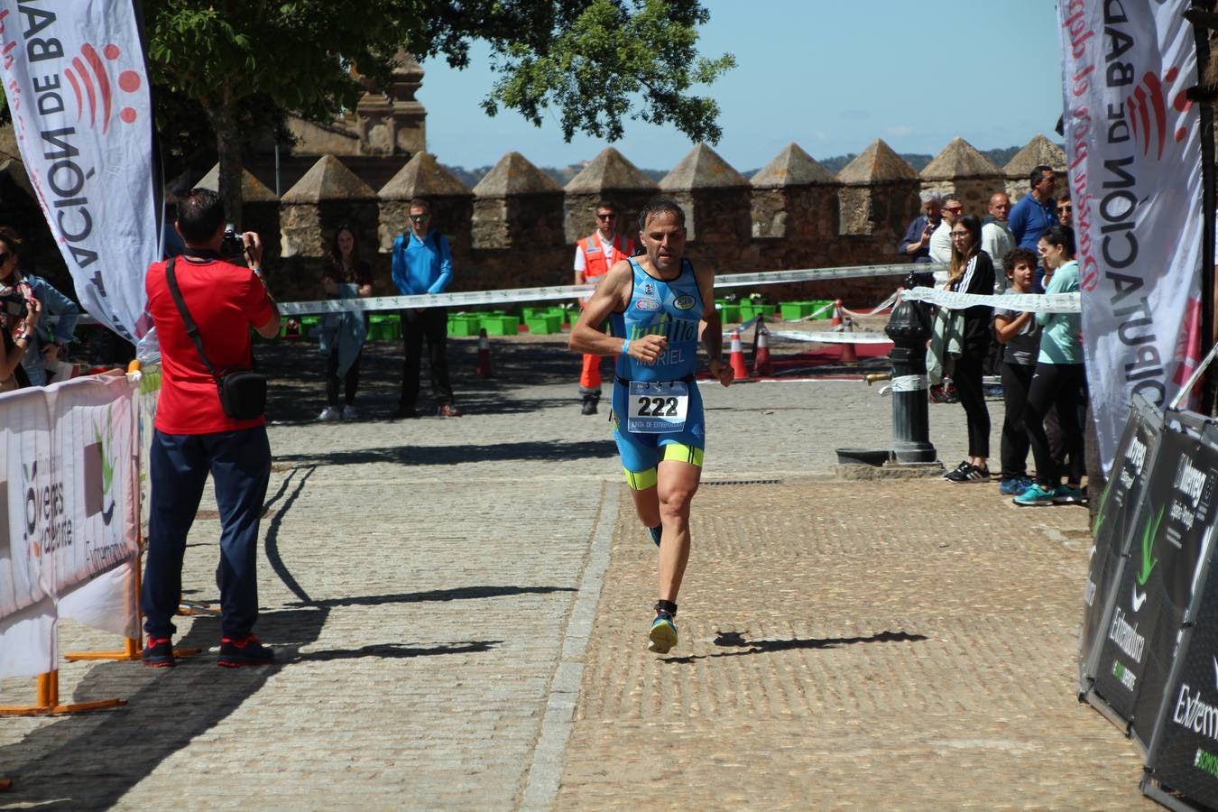 Jerez de los Caballeros ha celebrado, esta mañana, una nueva edición del Triatlón 'Ciudad del Temple'. Una prueba deportiva que, año tras año, se consolida como una de las principales del municipio y que ha reunido a 110 participantes. David Puertas Tenorio y María Remedios Mendoza Bravo han sido los vencedores de la clasificación general.