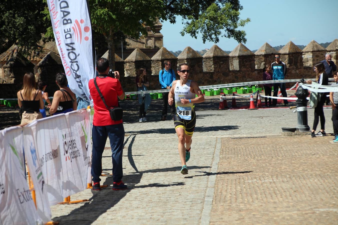 Jerez de los Caballeros ha celebrado, esta mañana, una nueva edición del Triatlón 'Ciudad del Temple'. Una prueba deportiva que, año tras año, se consolida como una de las principales del municipio y que ha reunido a 110 participantes. David Puertas Tenorio y María Remedios Mendoza Bravo han sido los vencedores de la clasificación general.