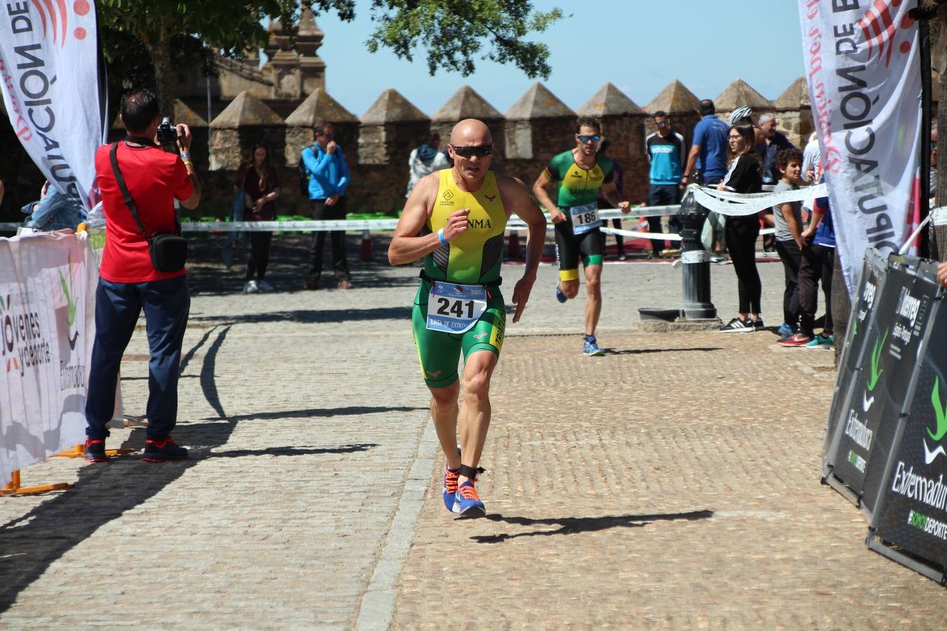 Jerez de los Caballeros ha celebrado, esta mañana, una nueva edición del Triatlón 'Ciudad del Temple'. Una prueba deportiva que, año tras año, se consolida como una de las principales del municipio y que ha reunido a 110 participantes. David Puertas Tenorio y María Remedios Mendoza Bravo han sido los vencedores de la clasificación general.