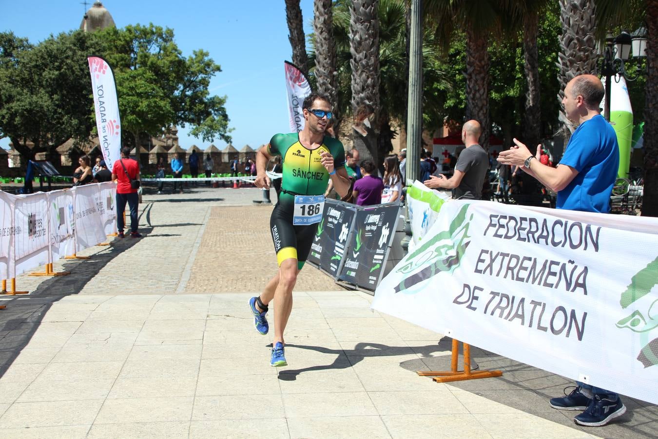 Jerez de los Caballeros ha celebrado, esta mañana, una nueva edición del Triatlón 'Ciudad del Temple'. Una prueba deportiva que, año tras año, se consolida como una de las principales del municipio y que ha reunido a 110 participantes. David Puertas Tenorio y María Remedios Mendoza Bravo han sido los vencedores de la clasificación general.