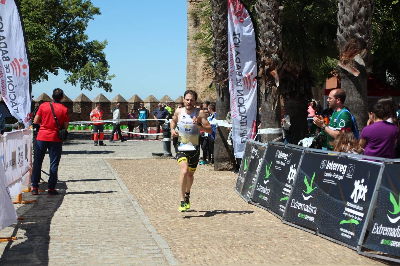 Jerez de los Caballeros ha celebrado, esta mañana, una nueva edición del Triatlón 'Ciudad del Temple'. Una prueba deportiva que, año tras año, se consolida como una de las principales del municipio y que ha reunido a 110 participantes. David Puertas Tenorio y María Remedios Mendoza Bravo han sido los vencedores de la clasificación general.