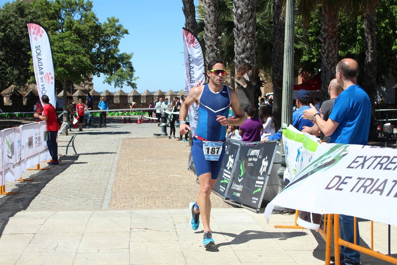 Jerez de los Caballeros ha celebrado, esta mañana, una nueva edición del Triatlón 'Ciudad del Temple'. Una prueba deportiva que, año tras año, se consolida como una de las principales del municipio y que ha reunido a 110 participantes. David Puertas Tenorio y María Remedios Mendoza Bravo han sido los vencedores de la clasificación general.