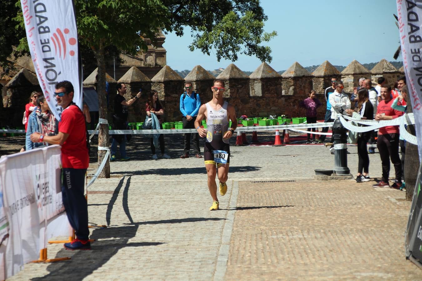 Jerez de los Caballeros ha celebrado, esta mañana, una nueva edición del Triatlón 'Ciudad del Temple'. Una prueba deportiva que, año tras año, se consolida como una de las principales del municipio y que ha reunido a 110 participantes. David Puertas Tenorio y María Remedios Mendoza Bravo han sido los vencedores de la clasificación general.