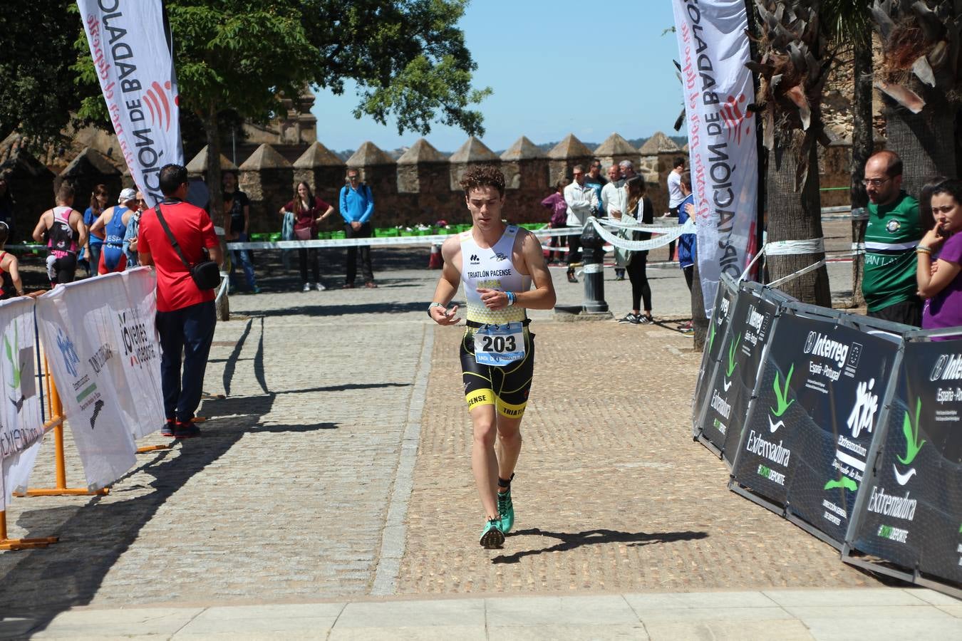 Jerez de los Caballeros ha celebrado, esta mañana, una nueva edición del Triatlón 'Ciudad del Temple'. Una prueba deportiva que, año tras año, se consolida como una de las principales del municipio y que ha reunido a 110 participantes. David Puertas Tenorio y María Remedios Mendoza Bravo han sido los vencedores de la clasificación general.