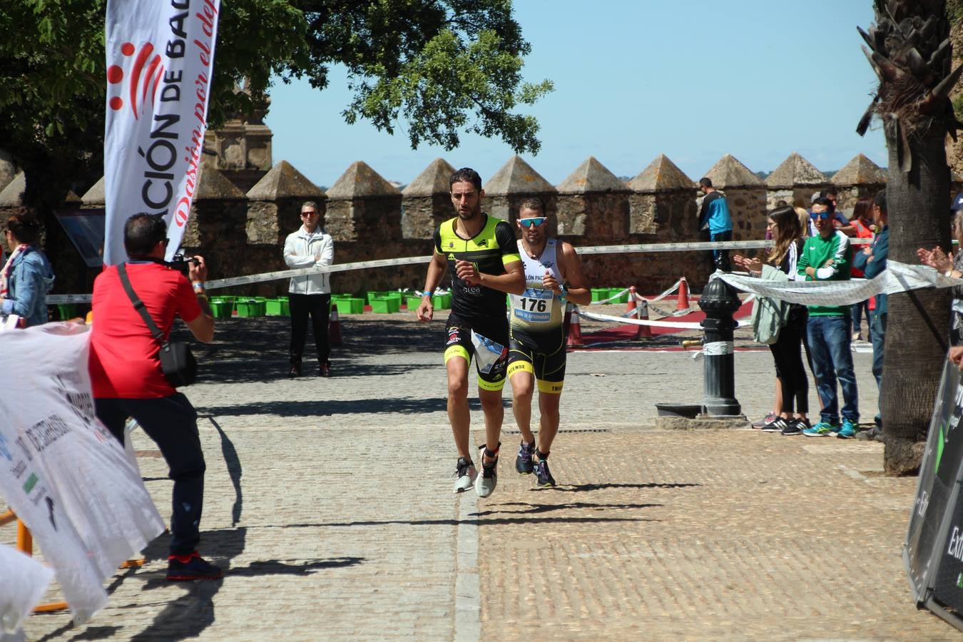 Jerez de los Caballeros ha celebrado, esta mañana, una nueva edición del Triatlón 'Ciudad del Temple'. Una prueba deportiva que, año tras año, se consolida como una de las principales del municipio y que ha reunido a 110 participantes. David Puertas Tenorio y María Remedios Mendoza Bravo han sido los vencedores de la clasificación general.
