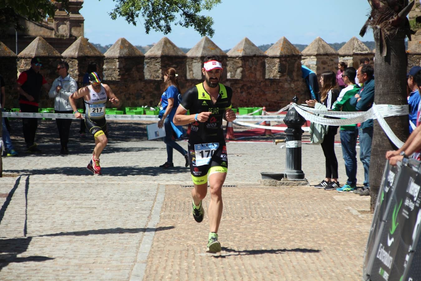 Jerez de los Caballeros ha celebrado, esta mañana, una nueva edición del Triatlón 'Ciudad del Temple'. Una prueba deportiva que, año tras año, se consolida como una de las principales del municipio y que ha reunido a 110 participantes. David Puertas Tenorio y María Remedios Mendoza Bravo han sido los vencedores de la clasificación general.