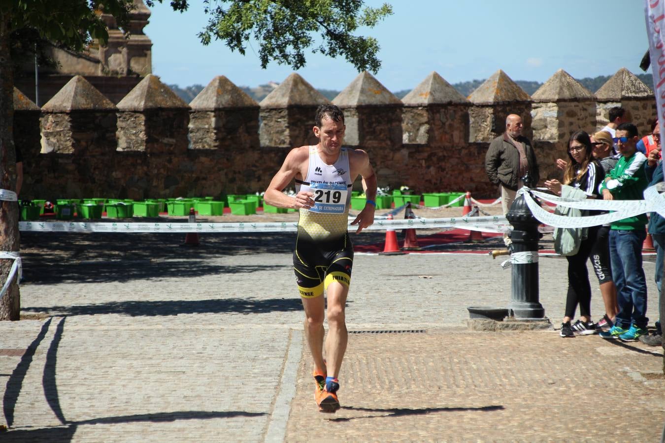 Jerez de los Caballeros ha celebrado, esta mañana, una nueva edición del Triatlón 'Ciudad del Temple'. Una prueba deportiva que, año tras año, se consolida como una de las principales del municipio y que ha reunido a 110 participantes. David Puertas Tenorio y María Remedios Mendoza Bravo han sido los vencedores de la clasificación general.