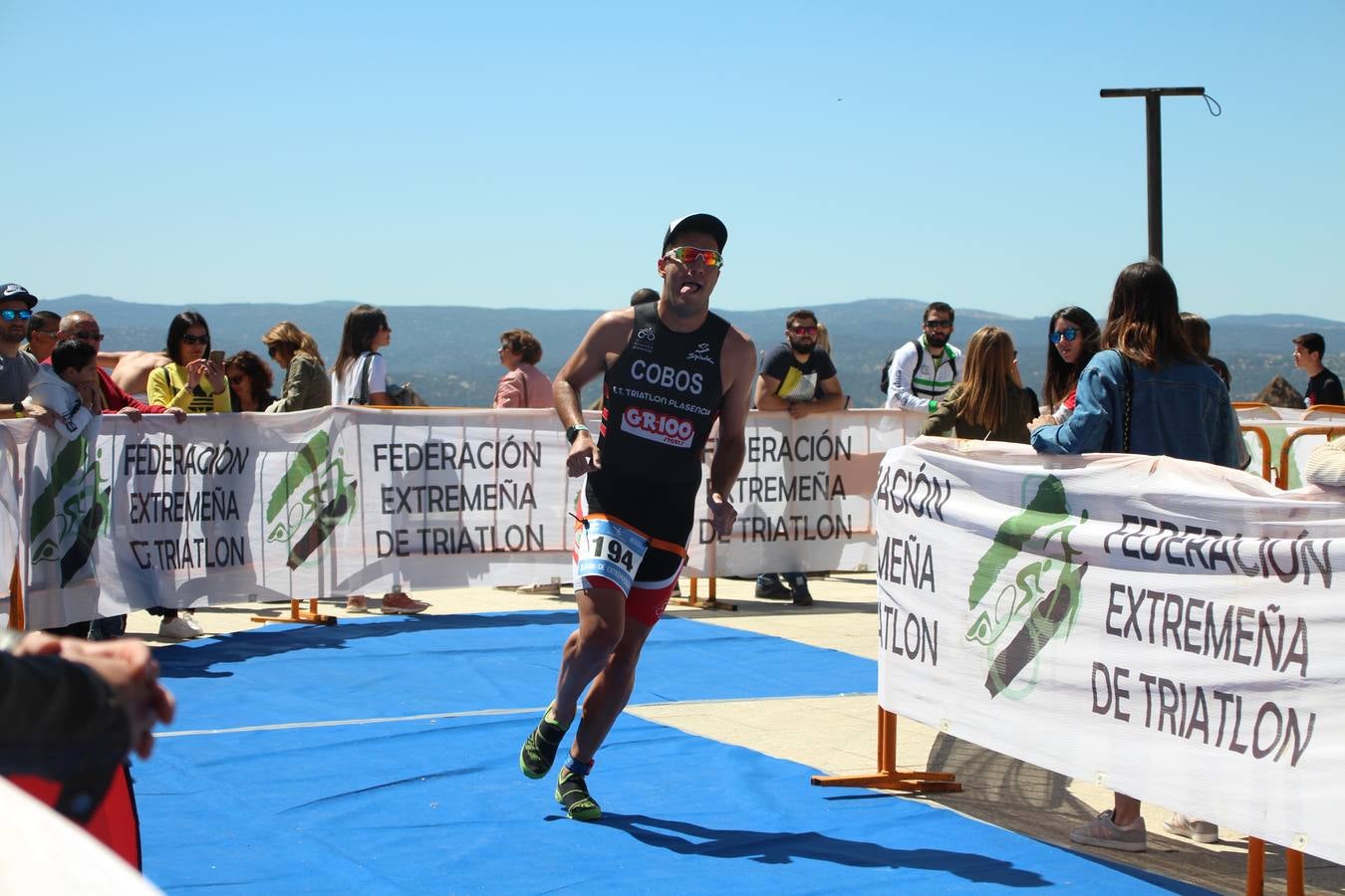Jerez de los Caballeros ha celebrado, esta mañana, una nueva edición del Triatlón 'Ciudad del Temple'. Una prueba deportiva que, año tras año, se consolida como una de las principales del municipio y que ha reunido a 110 participantes. David Puertas Tenorio y María Remedios Mendoza Bravo han sido los vencedores de la clasificación general.