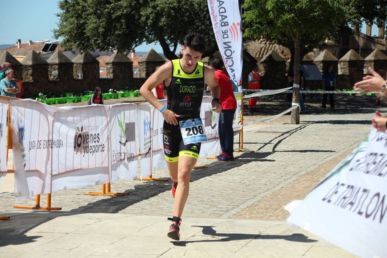 Jerez de los Caballeros ha celebrado, esta mañana, una nueva edición del Triatlón 'Ciudad del Temple'. Una prueba deportiva que, año tras año, se consolida como una de las principales del municipio y que ha reunido a 110 participantes. David Puertas Tenorio y María Remedios Mendoza Bravo han sido los vencedores de la clasificación general.