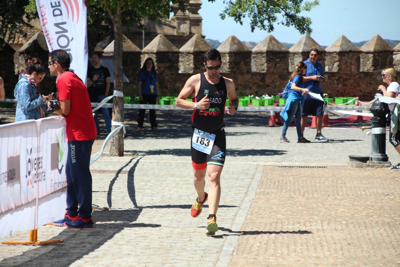 Jerez de los Caballeros ha celebrado, esta mañana, una nueva edición del Triatlón 'Ciudad del Temple'. Una prueba deportiva que, año tras año, se consolida como una de las principales del municipio y que ha reunido a 110 participantes. David Puertas Tenorio y María Remedios Mendoza Bravo han sido los vencedores de la clasificación general.