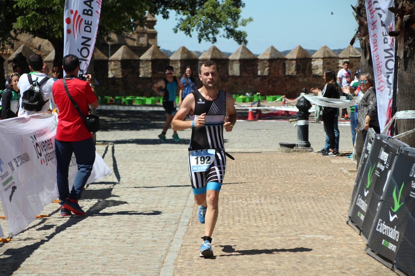 Jerez de los Caballeros ha celebrado, esta mañana, una nueva edición del Triatlón 'Ciudad del Temple'. Una prueba deportiva que, año tras año, se consolida como una de las principales del municipio y que ha reunido a 110 participantes. David Puertas Tenorio y María Remedios Mendoza Bravo han sido los vencedores de la clasificación general.