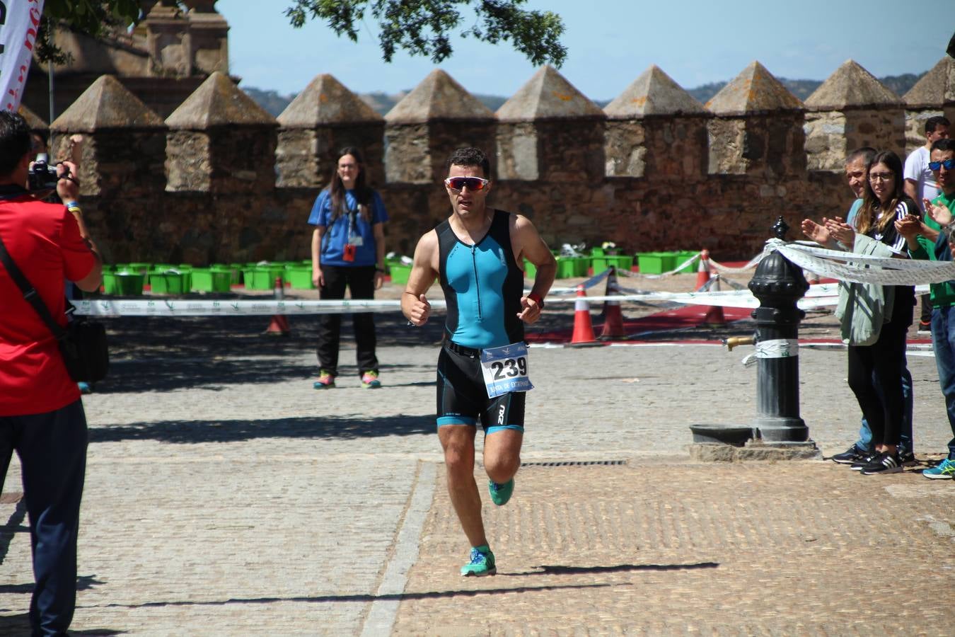 Jerez de los Caballeros ha celebrado, esta mañana, una nueva edición del Triatlón 'Ciudad del Temple'. Una prueba deportiva que, año tras año, se consolida como una de las principales del municipio y que ha reunido a 110 participantes. David Puertas Tenorio y María Remedios Mendoza Bravo han sido los vencedores de la clasificación general.