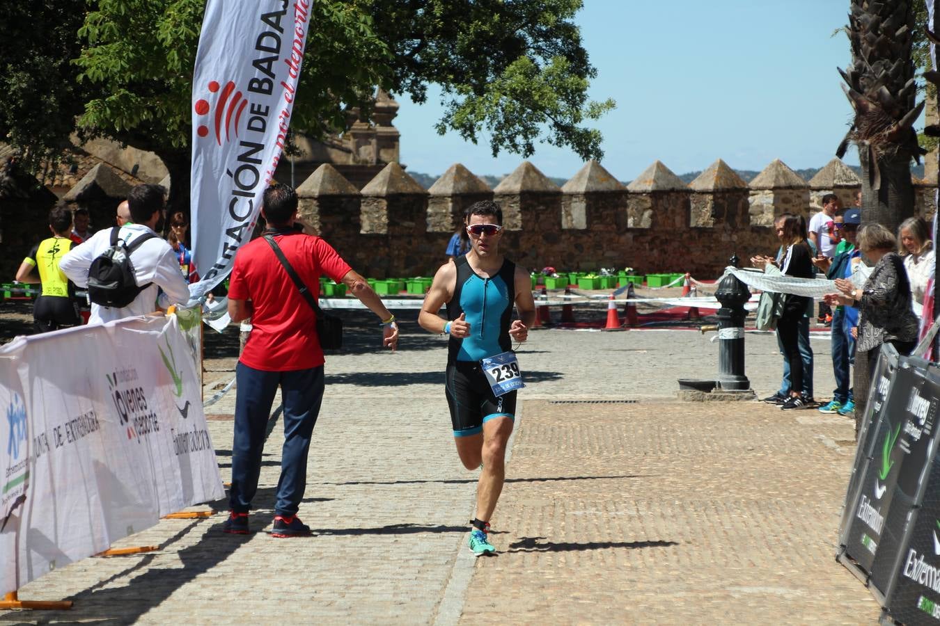 Jerez de los Caballeros ha celebrado, esta mañana, una nueva edición del Triatlón 'Ciudad del Temple'. Una prueba deportiva que, año tras año, se consolida como una de las principales del municipio y que ha reunido a 110 participantes. David Puertas Tenorio y María Remedios Mendoza Bravo han sido los vencedores de la clasificación general.
