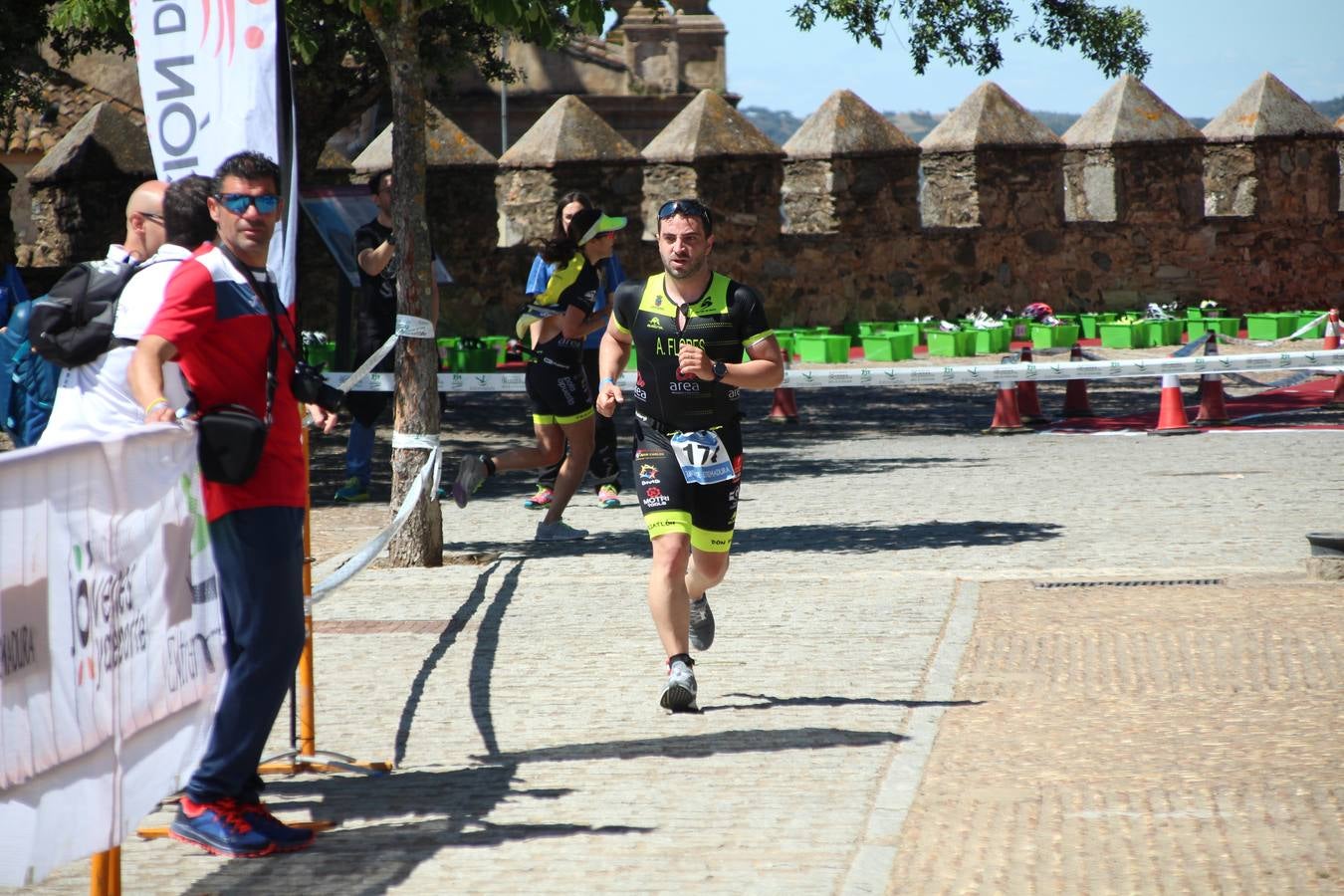 Jerez de los Caballeros ha celebrado, esta mañana, una nueva edición del Triatlón 'Ciudad del Temple'. Una prueba deportiva que, año tras año, se consolida como una de las principales del municipio y que ha reunido a 110 participantes. David Puertas Tenorio y María Remedios Mendoza Bravo han sido los vencedores de la clasificación general.