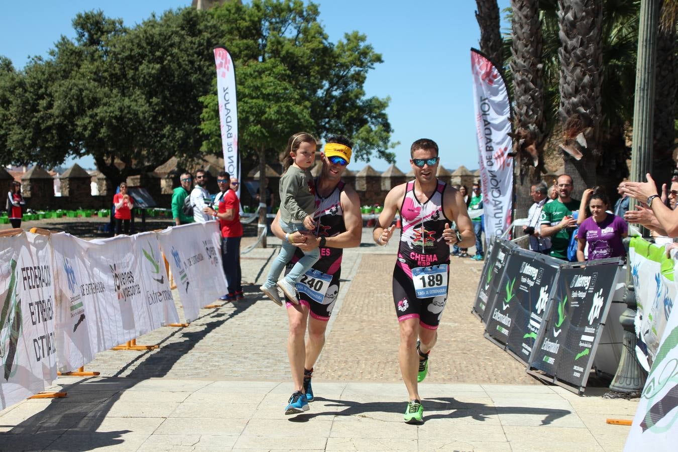 Jerez de los Caballeros ha celebrado, esta mañana, una nueva edición del Triatlón 'Ciudad del Temple'. Una prueba deportiva que, año tras año, se consolida como una de las principales del municipio y que ha reunido a 110 participantes. David Puertas Tenorio y María Remedios Mendoza Bravo han sido los vencedores de la clasificación general.