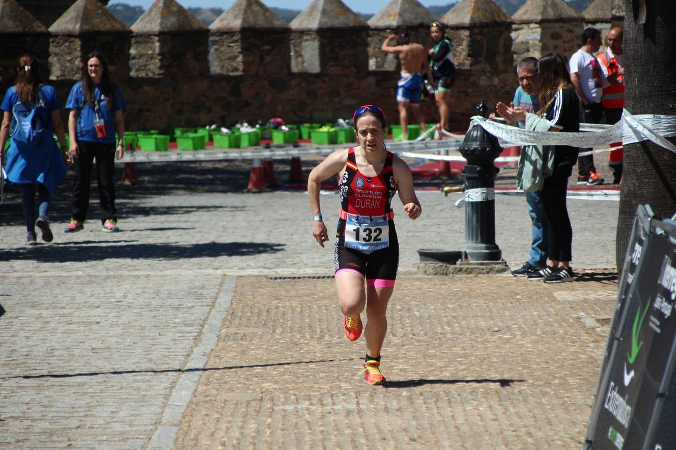 Jerez de los Caballeros ha celebrado, esta mañana, una nueva edición del Triatlón 'Ciudad del Temple'. Una prueba deportiva que, año tras año, se consolida como una de las principales del municipio y que ha reunido a 110 participantes. David Puertas Tenorio y María Remedios Mendoza Bravo han sido los vencedores de la clasificación general.