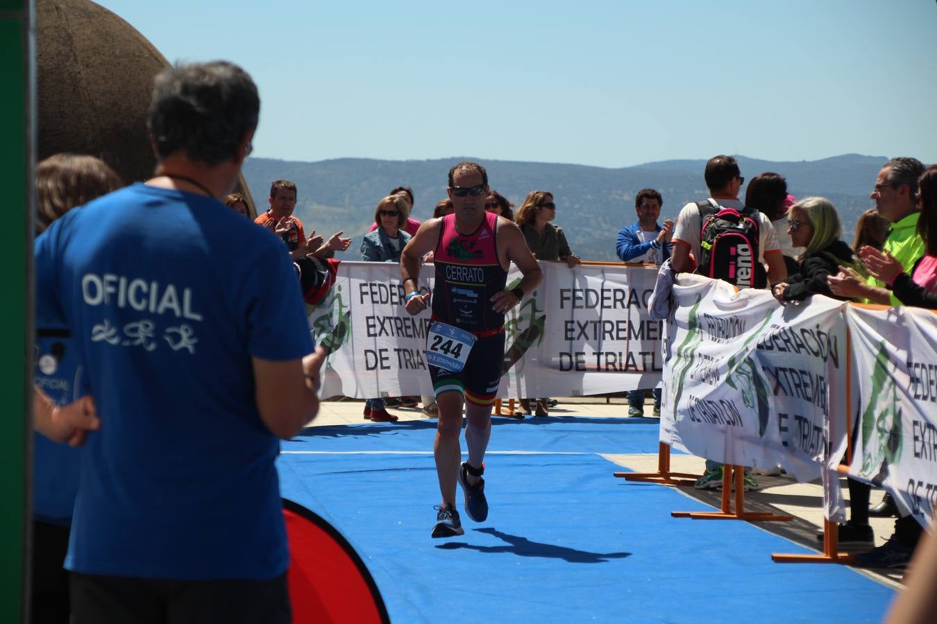 Jerez de los Caballeros ha celebrado, esta mañana, una nueva edición del Triatlón 'Ciudad del Temple'. Una prueba deportiva que, año tras año, se consolida como una de las principales del municipio y que ha reunido a 110 participantes. David Puertas Tenorio y María Remedios Mendoza Bravo han sido los vencedores de la clasificación general.