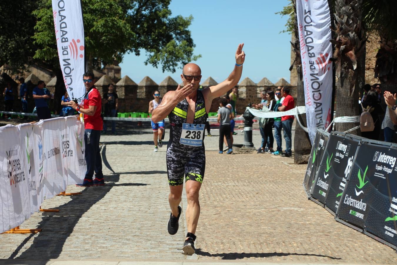 Jerez de los Caballeros ha celebrado, esta mañana, una nueva edición del Triatlón 'Ciudad del Temple'. Una prueba deportiva que, año tras año, se consolida como una de las principales del municipio y que ha reunido a 110 participantes. David Puertas Tenorio y María Remedios Mendoza Bravo han sido los vencedores de la clasificación general.