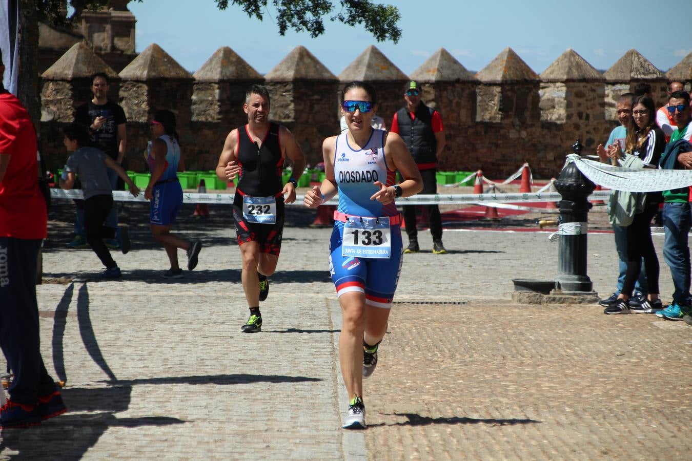 Jerez de los Caballeros ha celebrado, esta mañana, una nueva edición del Triatlón 'Ciudad del Temple'. Una prueba deportiva que, año tras año, se consolida como una de las principales del municipio y que ha reunido a 110 participantes. David Puertas Tenorio y María Remedios Mendoza Bravo han sido los vencedores de la clasificación general.
