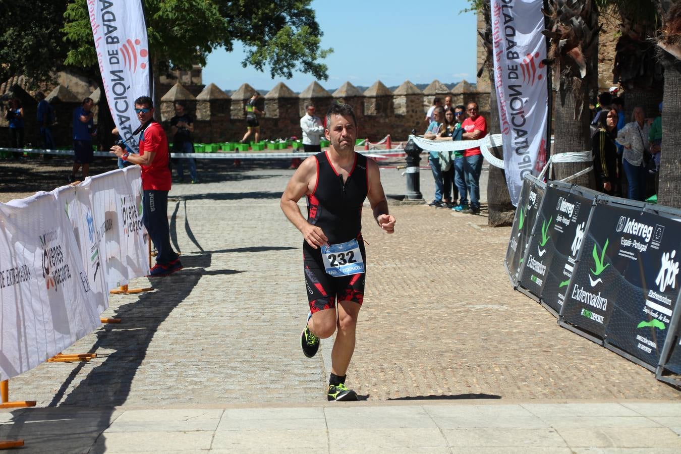 Jerez de los Caballeros ha celebrado, esta mañana, una nueva edición del Triatlón 'Ciudad del Temple'. Una prueba deportiva que, año tras año, se consolida como una de las principales del municipio y que ha reunido a 110 participantes. David Puertas Tenorio y María Remedios Mendoza Bravo han sido los vencedores de la clasificación general.