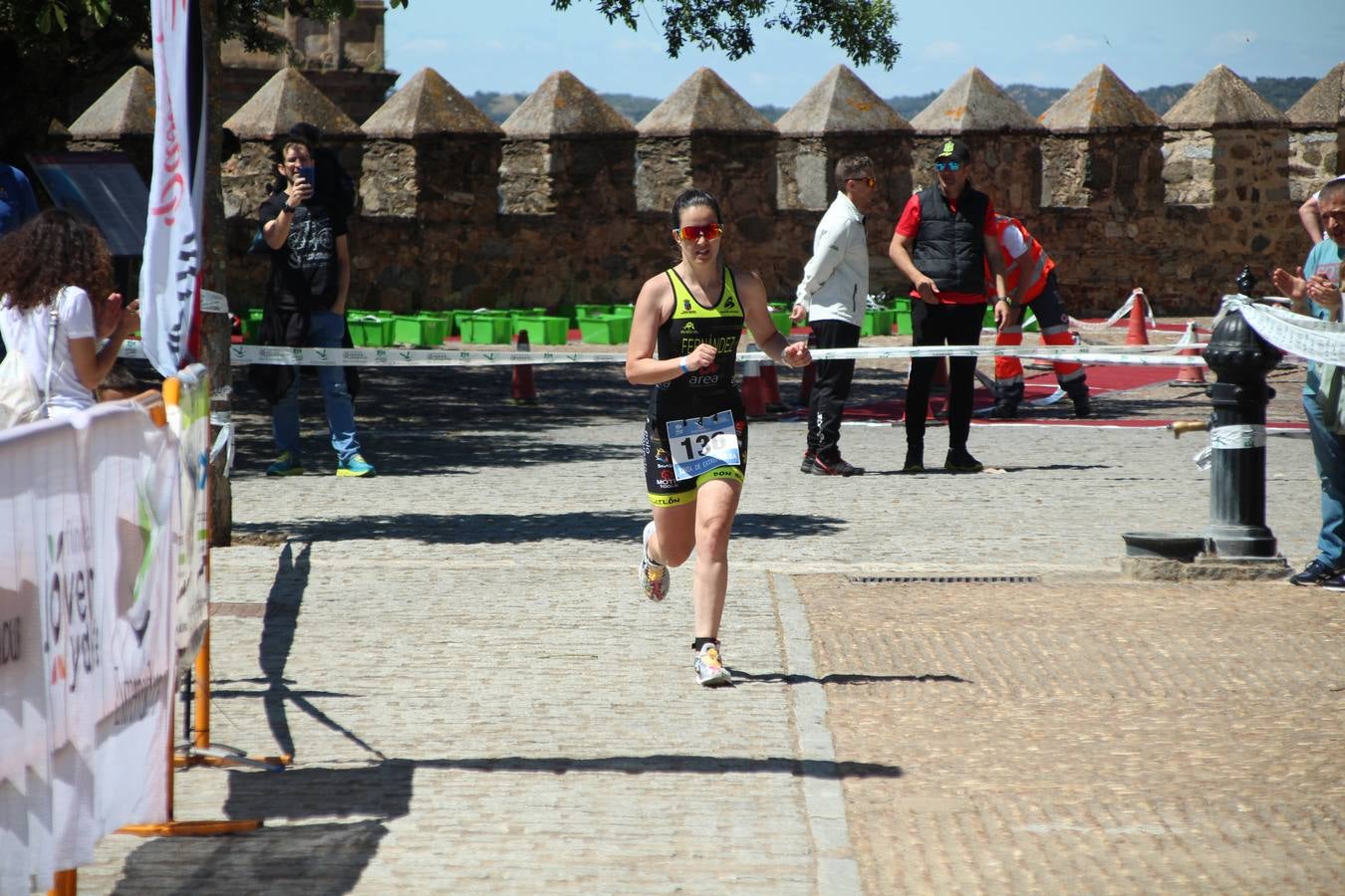 Jerez de los Caballeros ha celebrado, esta mañana, una nueva edición del Triatlón 'Ciudad del Temple'. Una prueba deportiva que, año tras año, se consolida como una de las principales del municipio y que ha reunido a 110 participantes. David Puertas Tenorio y María Remedios Mendoza Bravo han sido los vencedores de la clasificación general.
