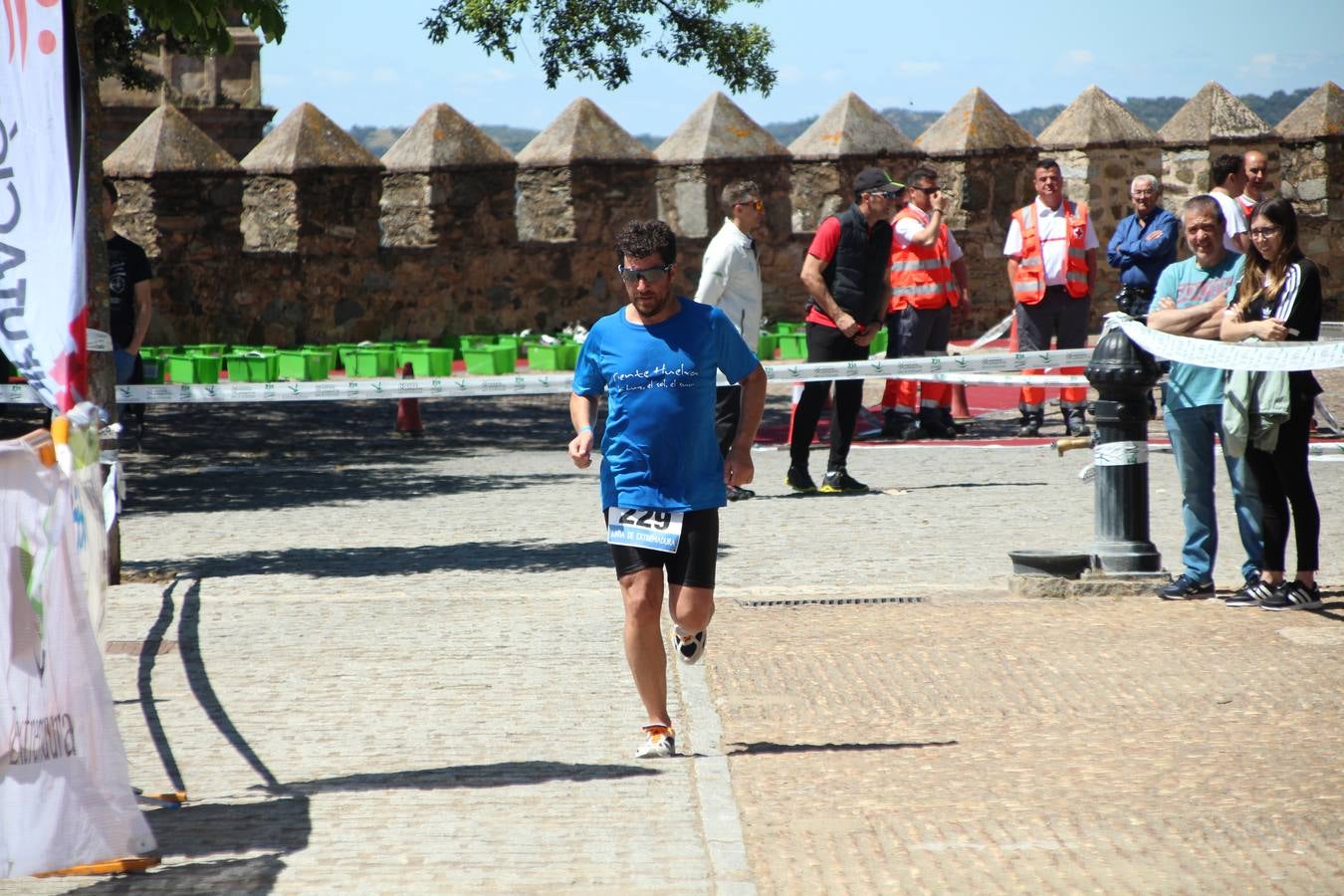 Jerez de los Caballeros ha celebrado, esta mañana, una nueva edición del Triatlón 'Ciudad del Temple'. Una prueba deportiva que, año tras año, se consolida como una de las principales del municipio y que ha reunido a 110 participantes. David Puertas Tenorio y María Remedios Mendoza Bravo han sido los vencedores de la clasificación general.
