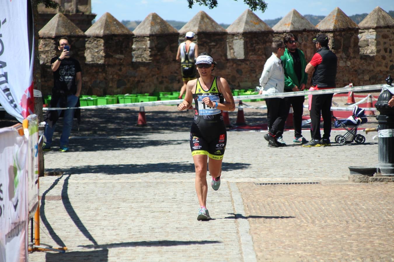 Jerez de los Caballeros ha celebrado, esta mañana, una nueva edición del Triatlón 'Ciudad del Temple'. Una prueba deportiva que, año tras año, se consolida como una de las principales del municipio y que ha reunido a 110 participantes. David Puertas Tenorio y María Remedios Mendoza Bravo han sido los vencedores de la clasificación general.