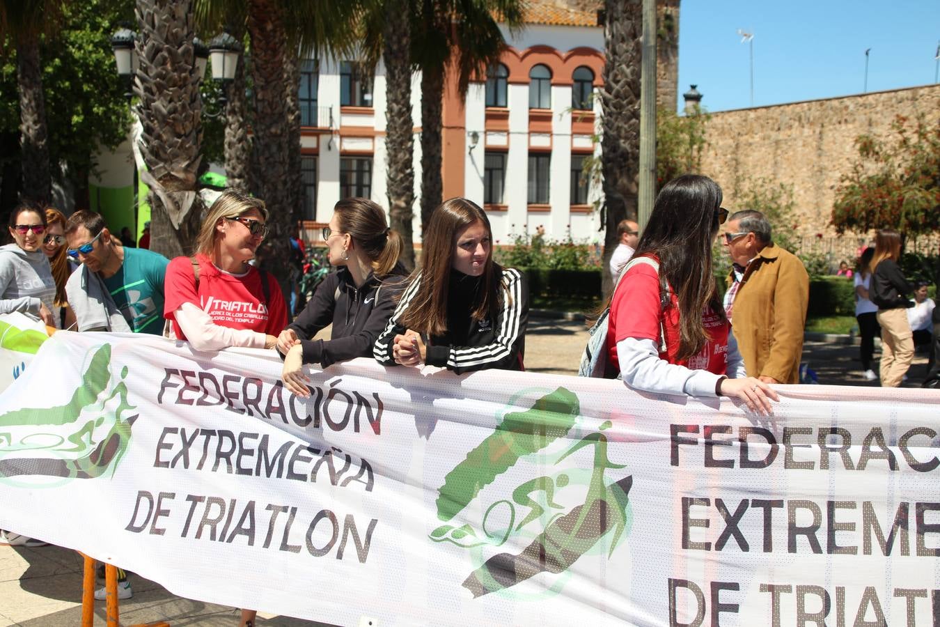 Jerez de los Caballeros ha celebrado, esta mañana, una nueva edición del Triatlón 'Ciudad del Temple'. Una prueba deportiva que, año tras año, se consolida como una de las principales del municipio y que ha reunido a 110 participantes. David Puertas Tenorio y María Remedios Mendoza Bravo han sido los vencedores de la clasificación general.