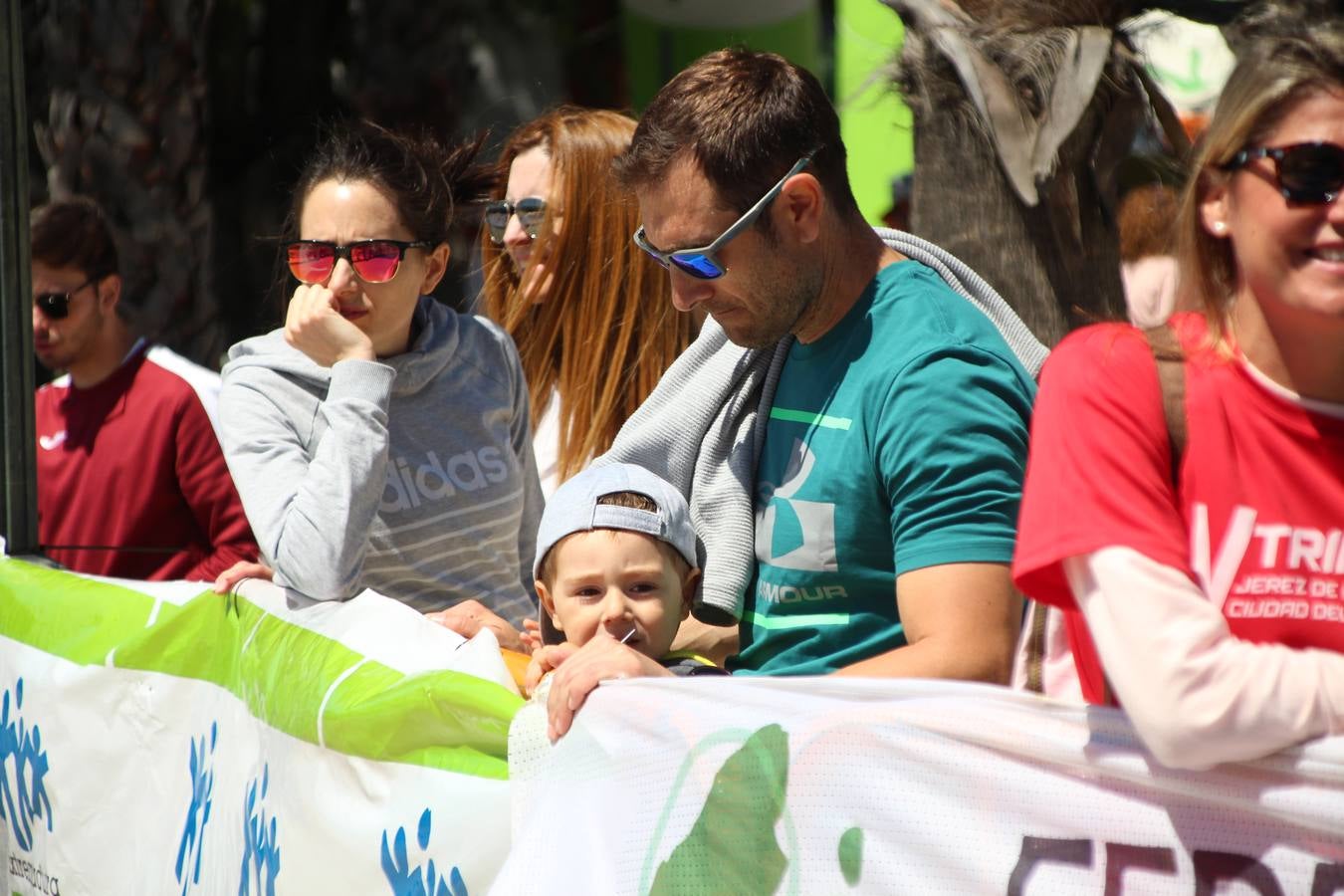 Jerez de los Caballeros ha celebrado, esta mañana, una nueva edición del Triatlón 'Ciudad del Temple'. Una prueba deportiva que, año tras año, se consolida como una de las principales del municipio y que ha reunido a 110 participantes. David Puertas Tenorio y María Remedios Mendoza Bravo han sido los vencedores de la clasificación general.